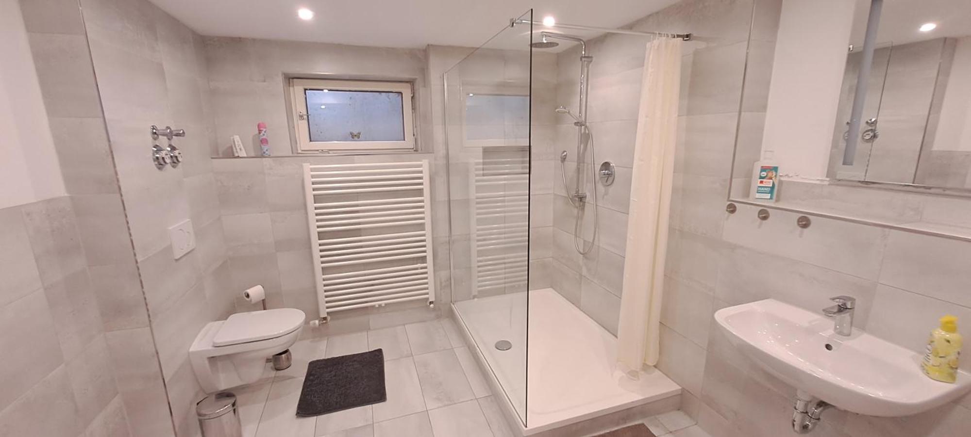 Helle Souterrainwohnung Nähe Flughafen, Landshut Und München 1 Bis 5 Personen Apartment *