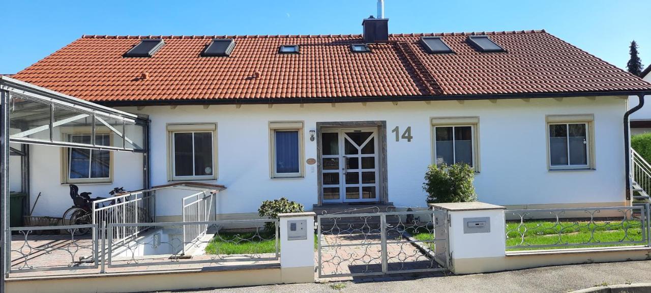 Helle Souterrainwohnung Naehe Flughafen, Landshut Und Muenchen 1 Bis 5 Personen Bruckberg