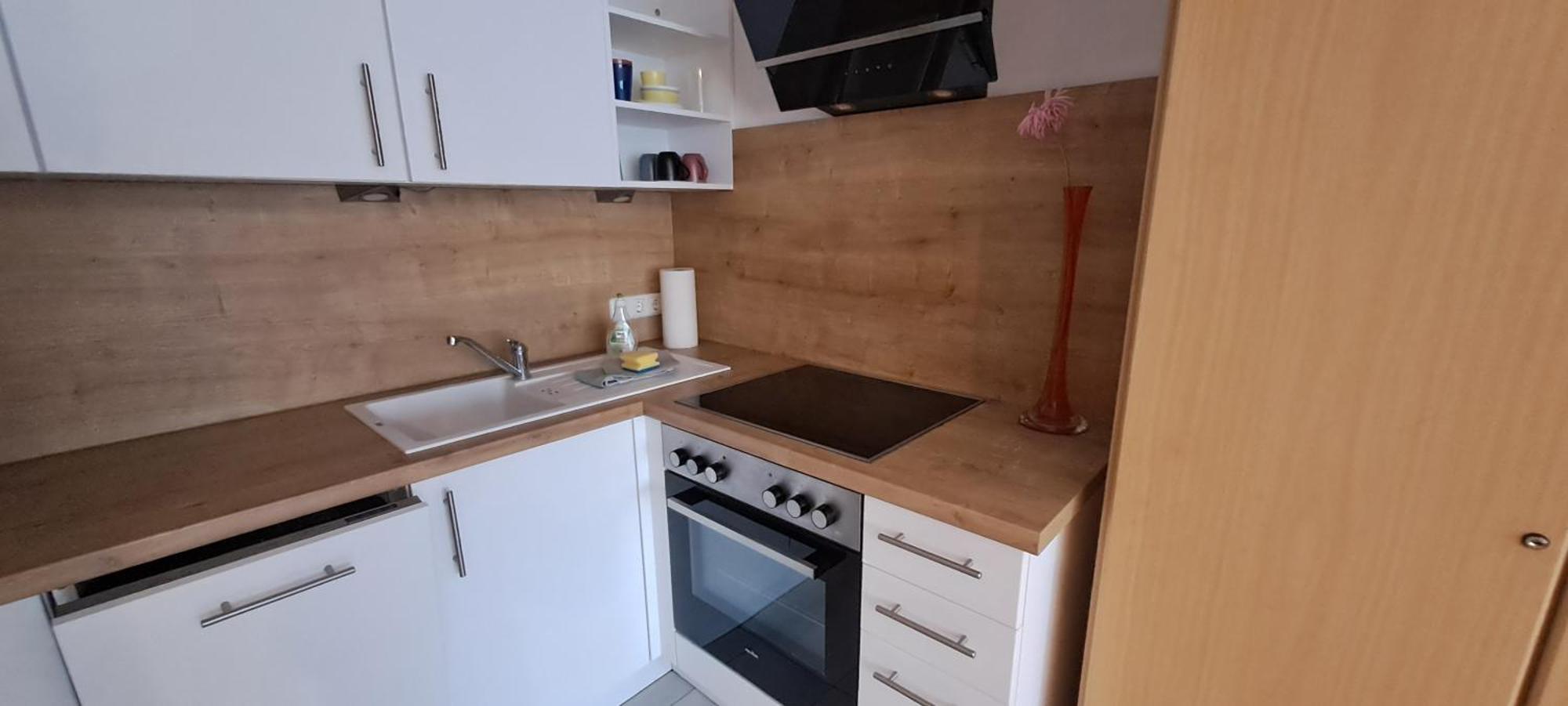 Helle Souterrainwohnung Naehe Flughafen, Landshut Und Muenchen 1 Bis 5 Personen *